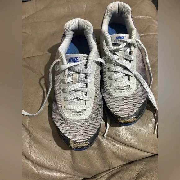 🎊 SOLD 🎊 Nike 4.5/Children youth Sneakers in Gray&Black with Blue Accents - Picture 9 of 9